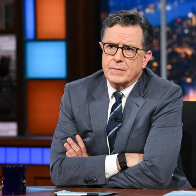 Stephen Colbert se anima após cancelamento com cover de 'Viva La Vida'