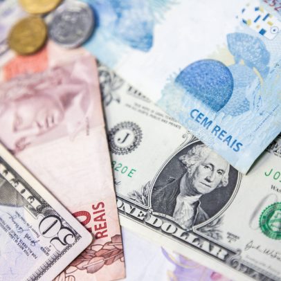 Dólar inicia alta após atingir menor valor em mais de um ano na quinta-feira
