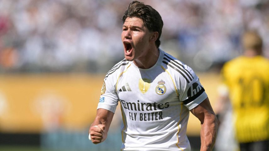 Fran García amplia para o Real Madrid contra o Borussia Dortmund pelo Mundial (Foto: JUAN MABROMATA / AFP)