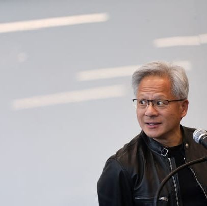 Jensen Huang se aproxima de Warren Buffett com fortuna de R$ 742 bilhões