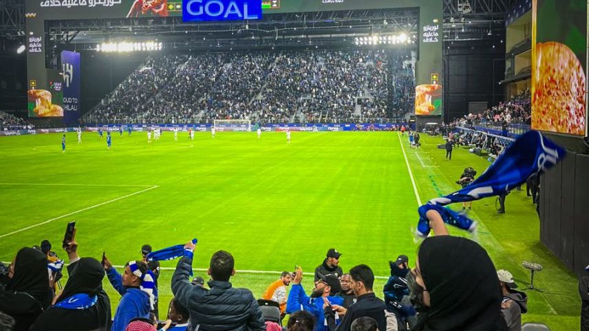 O estádio do Al Hilal, em Riad: torcida canta o jogo inteiro num ambiente semelhante a qualquer partida no Ocidente (Foto: Reprodução)