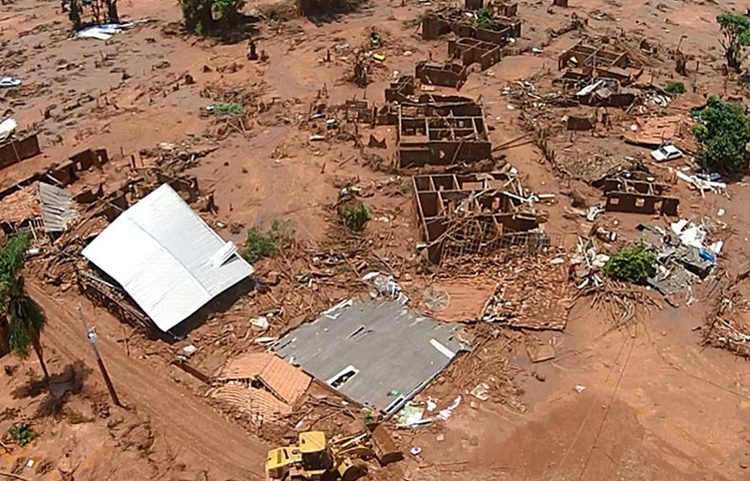 Vista da devastação provocada pelo rompimento da barragem da mineradora Samarco, em Mariana (MG) (Foto: Divulgação/VEJA.com)