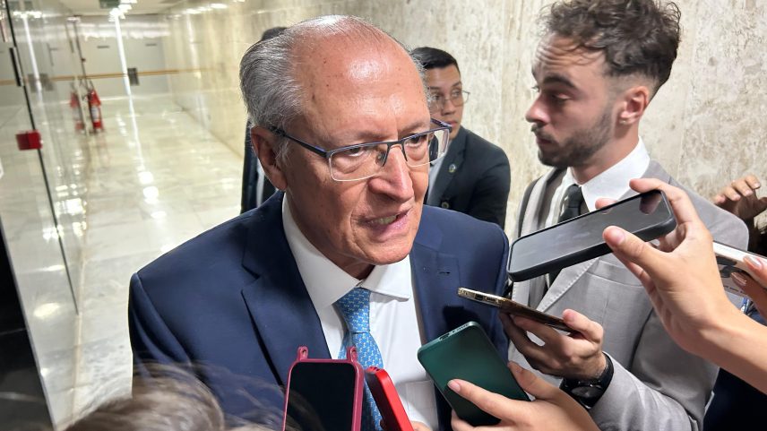 Vice-presidente Geraldo Alckmin (PSB) fala com a imprensa no Palácio do Planalto (Foto: Lucas Borges Teixeira/UOL)