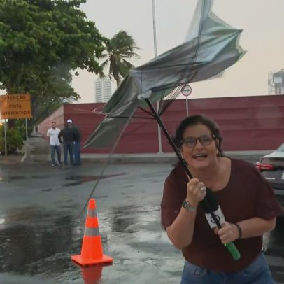 Ventania no Recife destrói guarda-chuva de repórter durante transmissão ao vivo