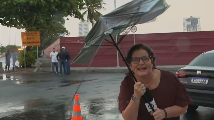 Bianka Carvalho foi surpreendida por ventania (Foto: Reprodução/TV Globo)