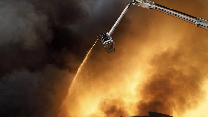 Bombeiros trabalham contra incêndio causado por ataque com drones russos em Vinnitsia (Foto: Serviço Estatal de Emergência da Ucrânia/AFP)