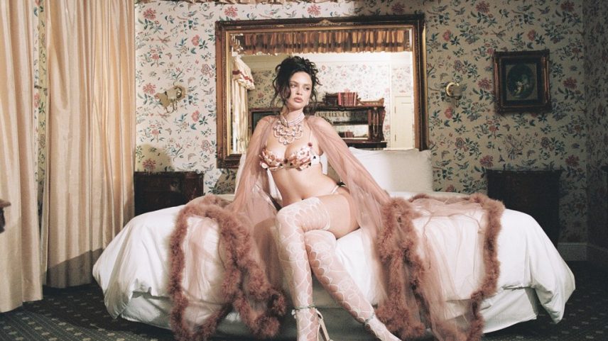Sabrina Claudio fala sobre o álbum 'Fall in Love With Her', aspirações em Hollywood e a conquista de um crédito como compositora na música "PLASTIC OFF THE SOFA" de Beyoncé. (Foto: Reprodução)