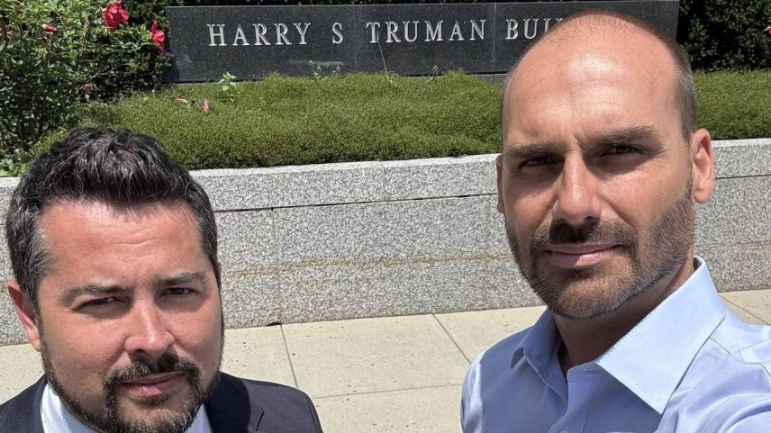 Paulo Figueiredo, neto do último presidente da ditadura, João Figueiredo, e Eduardo Bolsonaro na frente da sede do Departamento de Estado do governo norte-americano (Foto: Reprodução)