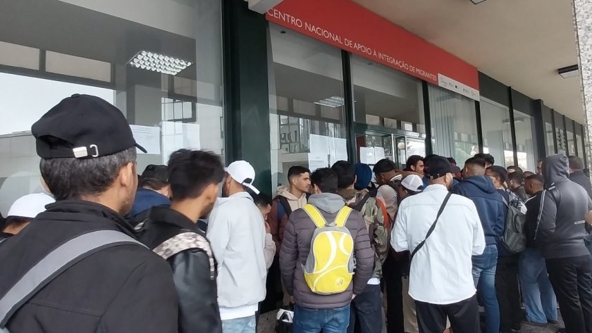 Imigrantes buscam atendimento na AIMA Porto (Foto: Gian Amato/Portugal Giro/O Globo)