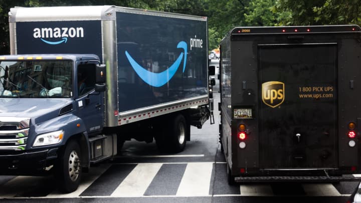 Pacotes se movem em uma esteira durante a Cyber Monday em um centro de distribuição da Amazon em 2 de dezembro de 2024 em Orlando, Flórida. (Foto: Miguel J. Rodriguez Carrillo | Getty Images)