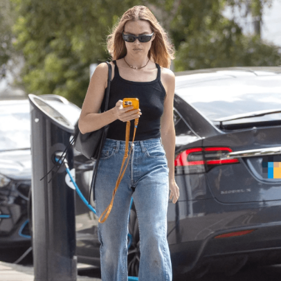 Margot Robbie adota visual simples após sucesso como Barbie