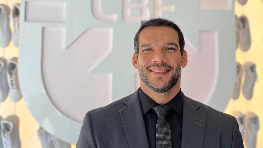 O médico e candidato à presidência da CBF Samir Xaud na sede da entidade, no Rio (Foto: Reprodução/CBF)