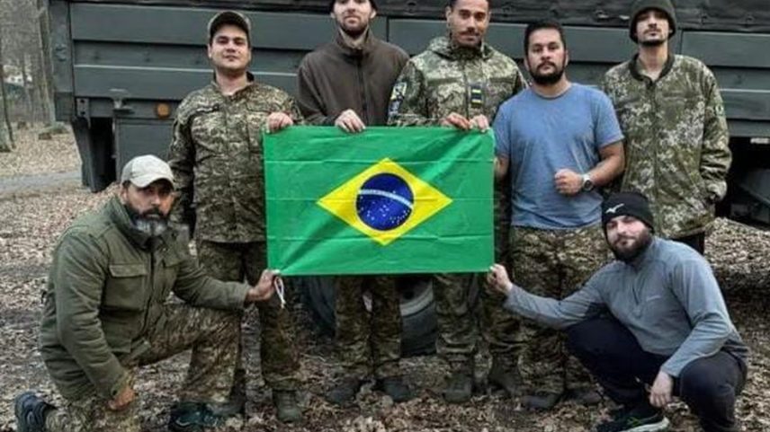 Combatentes brasileiros na Ucrânia; Dean Darlanw é o primeiro em pé à esquerda da foto. (Foto: Acervo Pessoal)