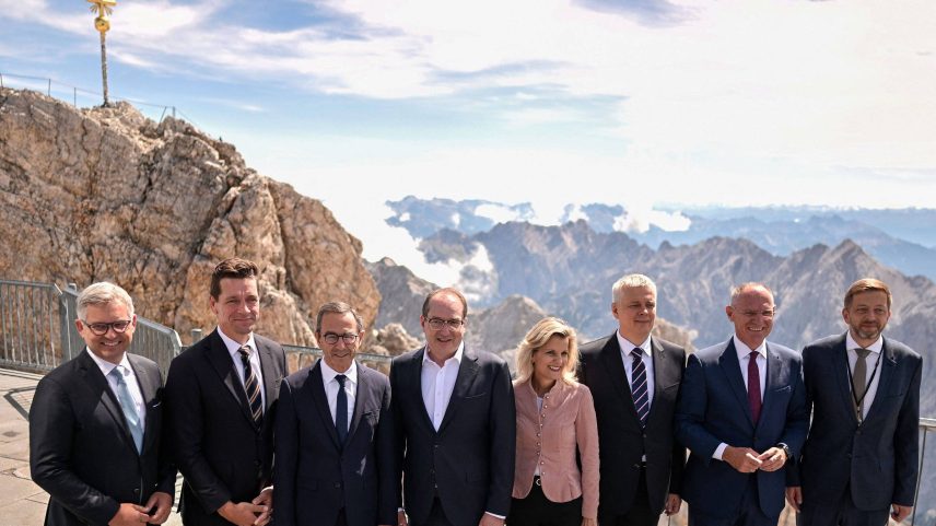 Magnus Brunner (UE), Kaare Dybvad (Dinamarca), Bruno Retailleau (França), Alexander Dobrindt e Daniela Ludwig (Alemanha), Tomasz Siemoniak (Polônia), Gerhard Karner (Áustria) e Vit Rakusan (República Tcheca) posam para os fotógrafos no cume do Zugspitze, pico mais alto da Alemanha, em Garmisch-Partenkirchen (Foto: Philipp Guelland/AFP)