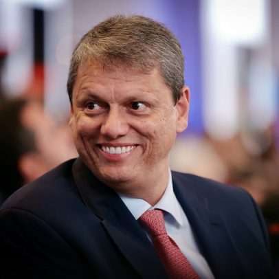 Tarcísio realiza procedimento médico para tireoide e se afasta de ato político