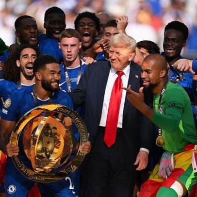 Cucurella compartilha experiências curiosas com Donald Trump na entrega de troféu