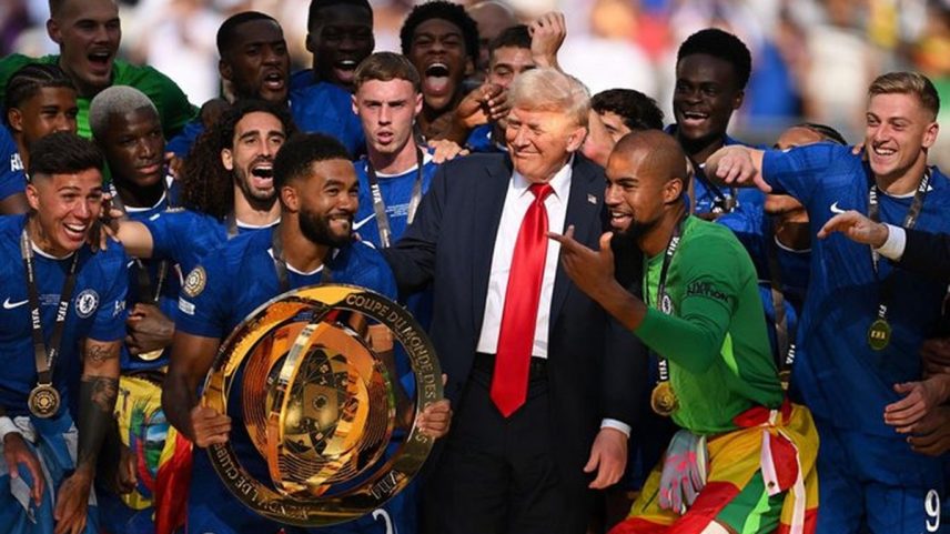 Trump fica no palco quando Chelsea levantou troféu da Copa do Mundo de Clubes (Foto: Reprodução/X)
