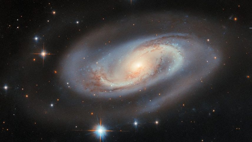 Imagem captada pelo telescópio Hubble revela que o centro da galáxia UGC 11397, a 250 milhões de anos-luz da Terra, abriga um buraco negro voraz envolto por poeira e invisível à luz comum. (Foto: ESA/Hubble & NASA, M. J. Koss, A. J. Barth/Reprodução)