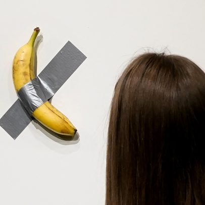Visitante devora banana avaliada em R$ 34,5 milhões em museu francês