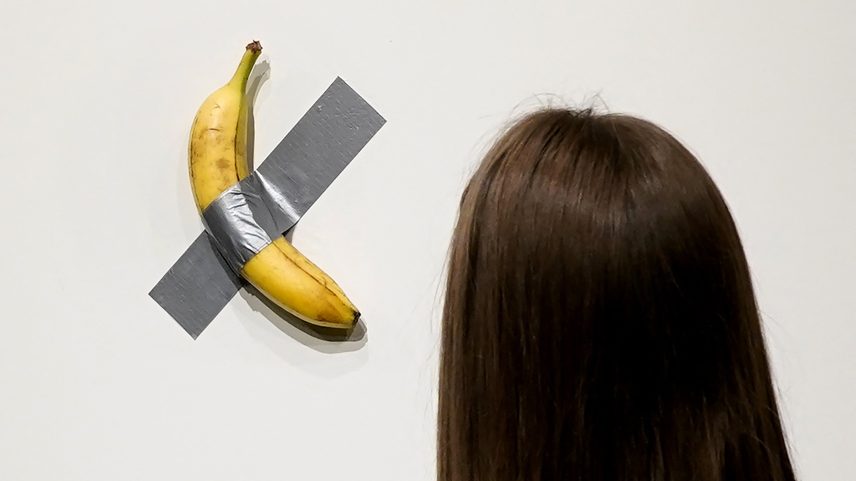 A instituição explicou que, por se tratar de um objeto perecível, a fruta é regularmente substituída conforme orientação do próprio artista (Foto: TIMOTHY A. CLARY/AFP)