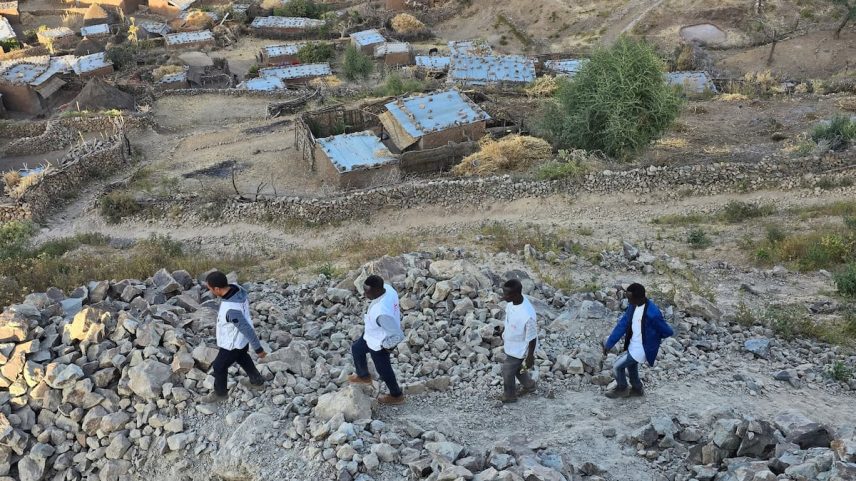 Marwan Taher e parte do equipe caminham pelas aforas de Umu, um povoado de cerca de 25.000 habitantes, onde a MSF mantém um centro de atenção primária, em 25 de janeiro de 2025. (Foto: Taha Husain/MSF)