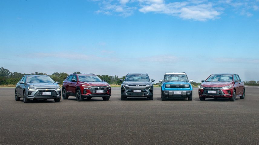Chevrolet apresenta novidades da linha 2026; da esquerda para a direita, modelos Onix Plus, Tracker, Captiva EV, Spark e Onix RS hatch (Foto: Divulgação)