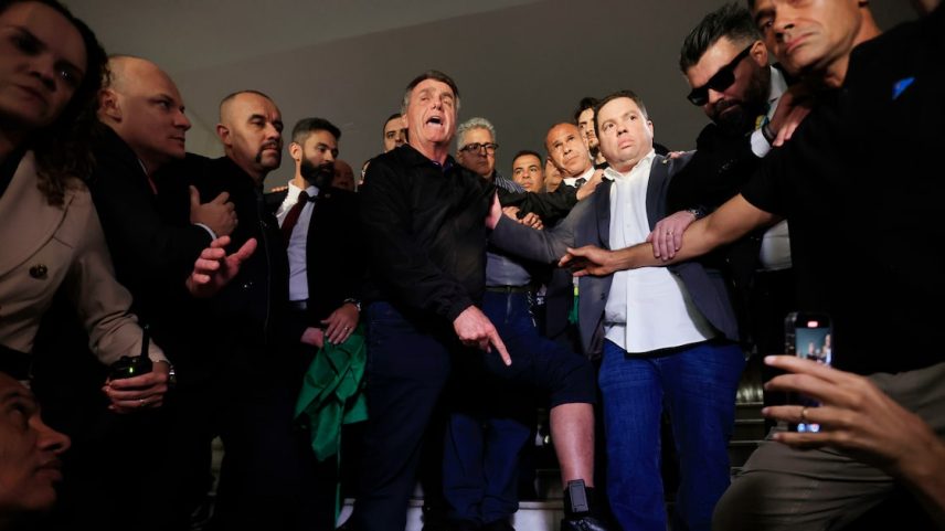 O ex-presidente Jair Bolsonaro mostra para os jornalistas a tornozeleira eletrônica, que foi colocada por ordem do ministro Alexandre de Morais, na saída da Câmara dos Deputados após reunião com a liderança do PL (Foto: Wilton Junior/Estadão)