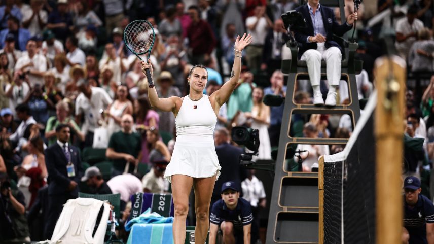 Aryna Sabalenka celebra vitória em Wimbledon sobre Emma Raducanu (Foto: HENRY NICHOLLS / AFP)