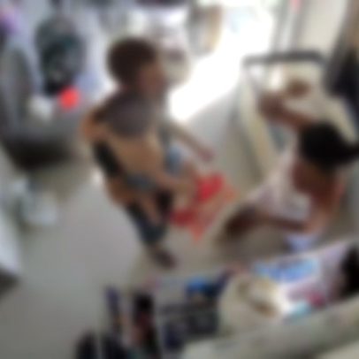 Homem ameaça mulher com faca e é morto enquanto ela segura filho no colo