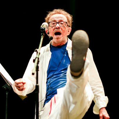 Tom Zé retorna aos palcos aos 88 anos após superar problemas de saúde