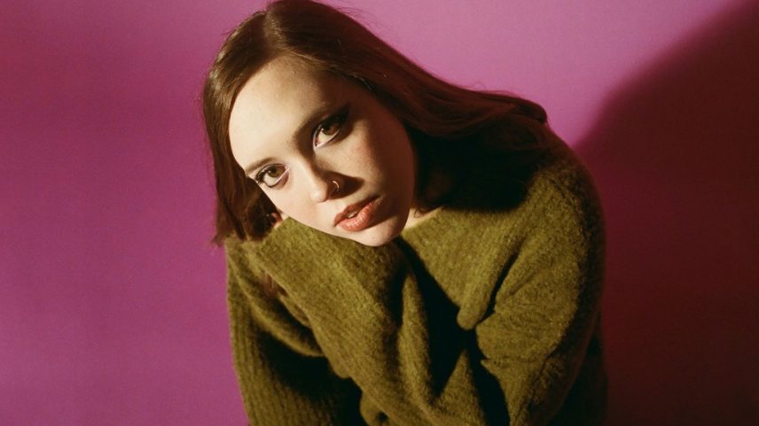 Soccer Mommy fez uma versão da música "Gold Soundz" do Pavement durante uma recente aparição na estação de rádio australiana triple j, na série 'Like a Version'. (Foto: Reprodução)
