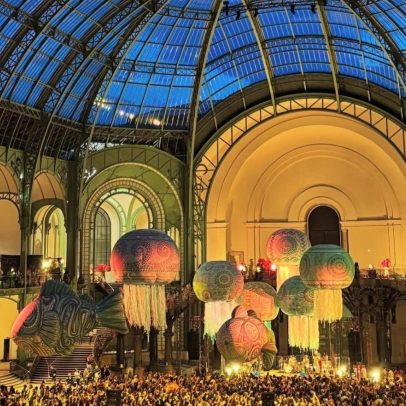 Grand Palais se transforma em carnaval com alegorias de Leonardo Bora e Gabriel Haddad