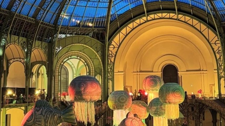 Alegorias infláveis inspiradas no fundo do mar encantam o público no Grand Palais em Paris, na França (Foto: Reprodução)
