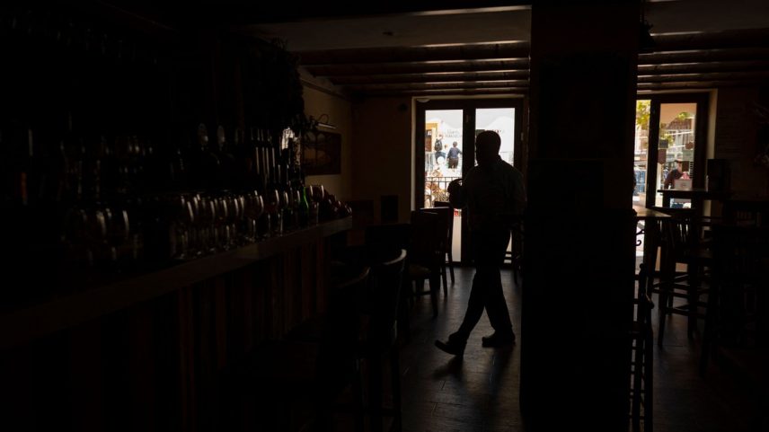Um barman trabalha no restaurante “La Taberna” sem luz durante um grande apagão que afetou toda a Península Ibérica e o sul da França. (Foto: JORGE GUERRERO/AFP)