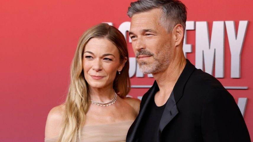 LeAnn Rimes abordou seu caso com o agora-marido Eddie Cibrian e os problemas dentários que levaram seus dentes a caírem recentemente no palco. (Foto: Reprodução)