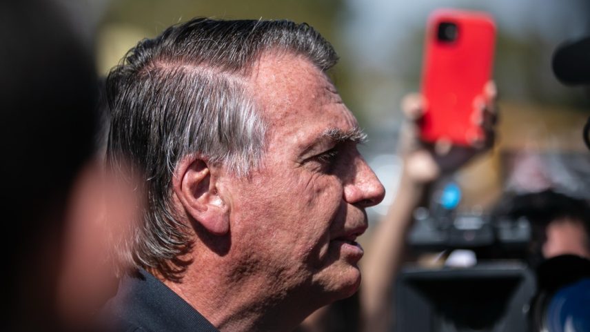 O ex-presidente Jair Bolsonaro fala à imprensa após colocar tornozeleira eletrônica, depois de operação da Polícia Federal (Foto: Brenno Carvalho/Agência O Globo)