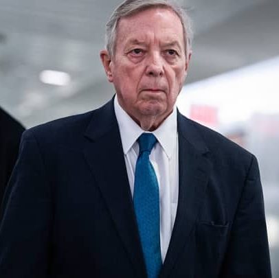 FBI orienta agentes a destacar registros de Epstein que mencionam Trump, diz Durbin