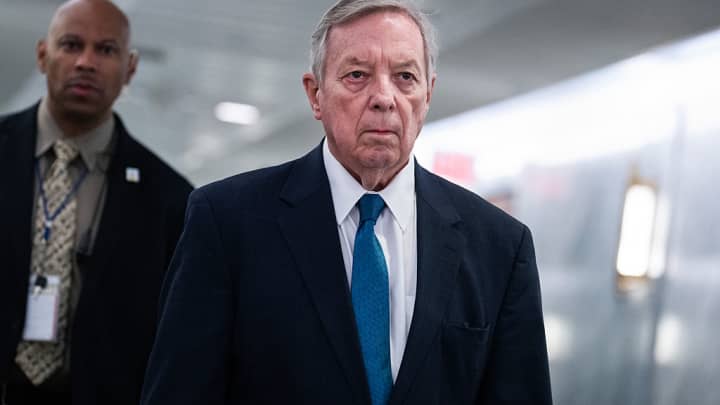 Senador Richard Durbin, membro do ranking, chega para a audiência do Comitê Judiciário do Senado no edifício Dirksen na terça-feira, 17 de junho de 2025. (Foto: Tom Williams | CQ-Roll Call, Inc. | Getty Images)