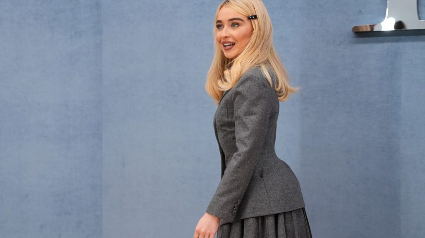 Sabrina Carpenter revelou um novo vinil 'Man's Best Friend' em tom rosado e uma capa alternativa do álbum, disponível apenas por tempo limitado. (Foto: Reprodução)