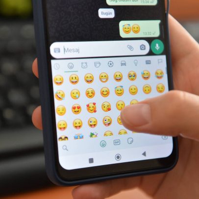 Emojis aumentam positividade e fortalecem laços nas mensagens digitais