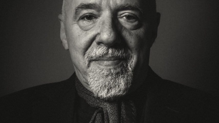 Paulo Coelho diz que a crítica brasileira que tem que ter mágoa dele: “Me criticaram o quanto quiseram e hoje ninguém sabe quem são eles. E eu sou eu” (Foto: Divulgação/ Alex Teuscher)