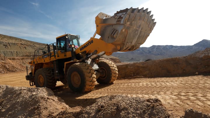 Uma pilha de celulares antigos é vista antes do processo de reciclagem em Kocaeli, Turquia, em 14 de outubro de 2024. (Foto: Anadolu | Anadolu | Getty Images)