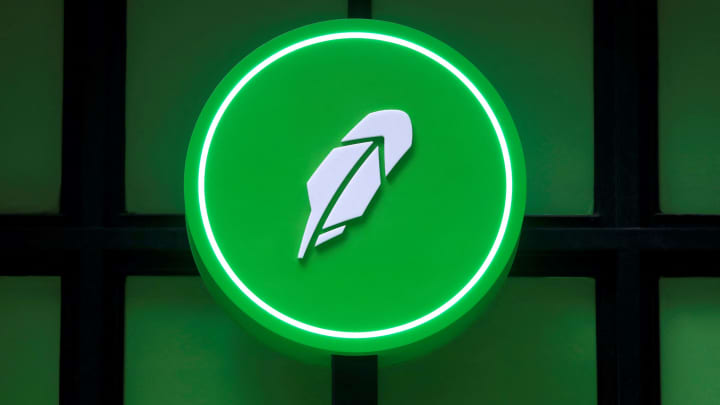O logo da Robinhood Markets é visto em um evento pop-up na Wall Street após a oferta pública inicial da empresa na cidade de Nova York em 29 de julho de 2021. (Foto: Andrew Kelly | Reuters)