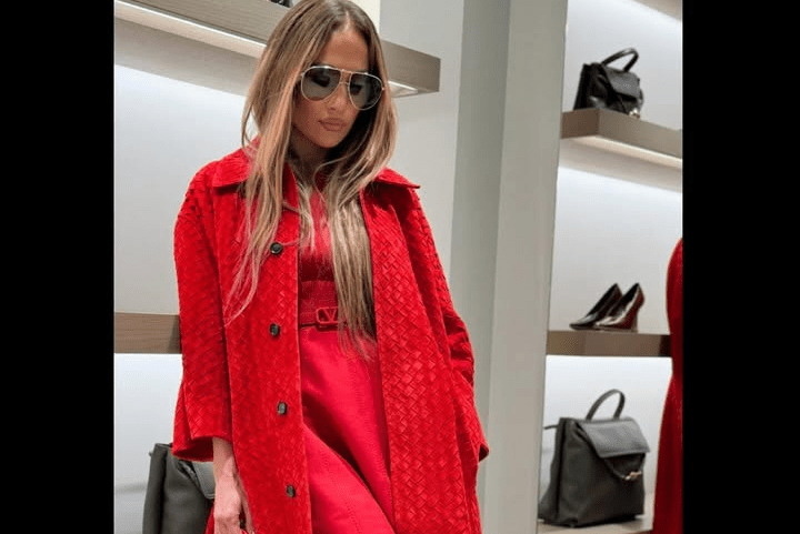 JLo: vermelho Valentino como símbolo de poder (Foto: Reprodução)