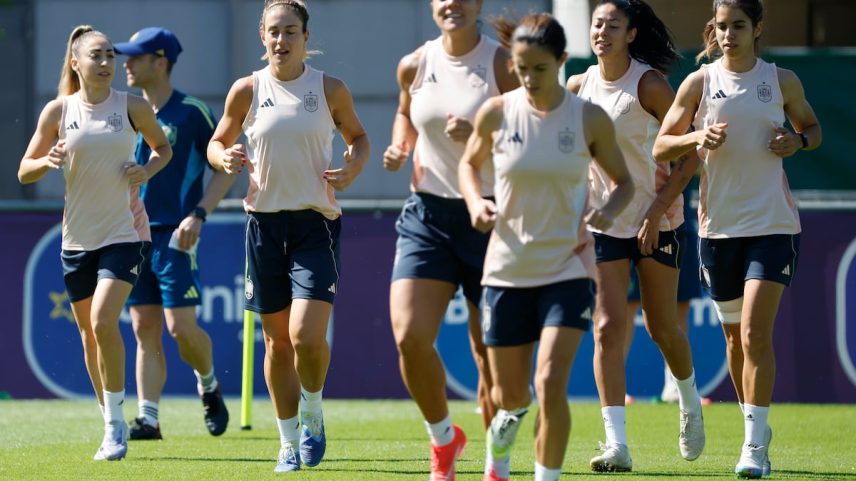 Desde a esquerda, Olga Carmona, Alexia Putellas, Cristina Martín-Prieto, Aitana Bonmatí, Leila Ouahabi e Alba Redondo, na quinta-feira em um treinamento da seleção espanhola em Lausana. (Foto: Ana Escobar/EFE)