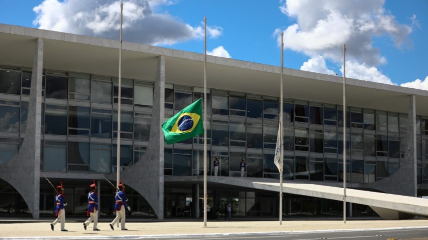 Na avaliação de tributaristas, debate não é se Planalto podia subir a alíquota do IOF, mas como fez isso (Foto: Brenno Carvalho/Agência O Globo)