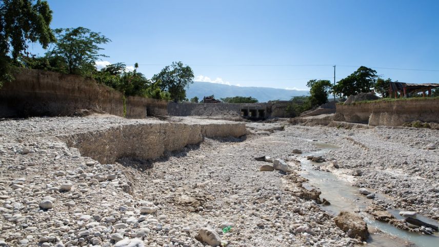 Um pequeno rio flui através de um leito de rio quase seco em Porto Príncipe, Haiti. (Foto: Christian Ender/Getty Images)