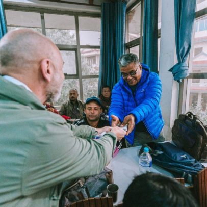 Cristãos evangelizam em segredo com Bíblias em áudio após proibição de pregação