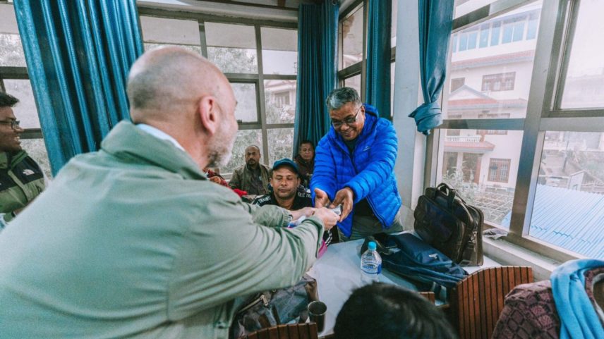 Missionários correm risco distribuindo Bíblias em áudio para a população. (Foto: Reprodução/Global Christian Relief)