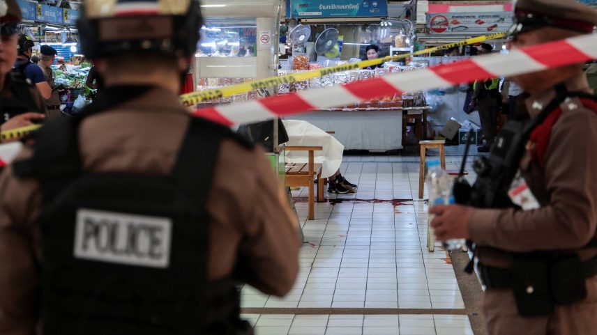 Policiais no mercado onde ocorreu ataque a tiro em Bancoc (Foto: Patipat Janthong/Reuters)